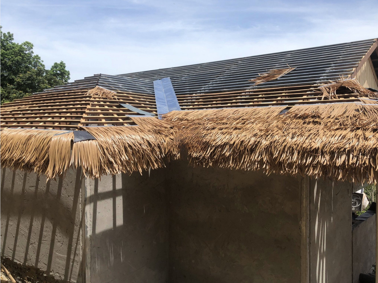 Lợp mái rơm nhân tạo trên gỗ ép OSB