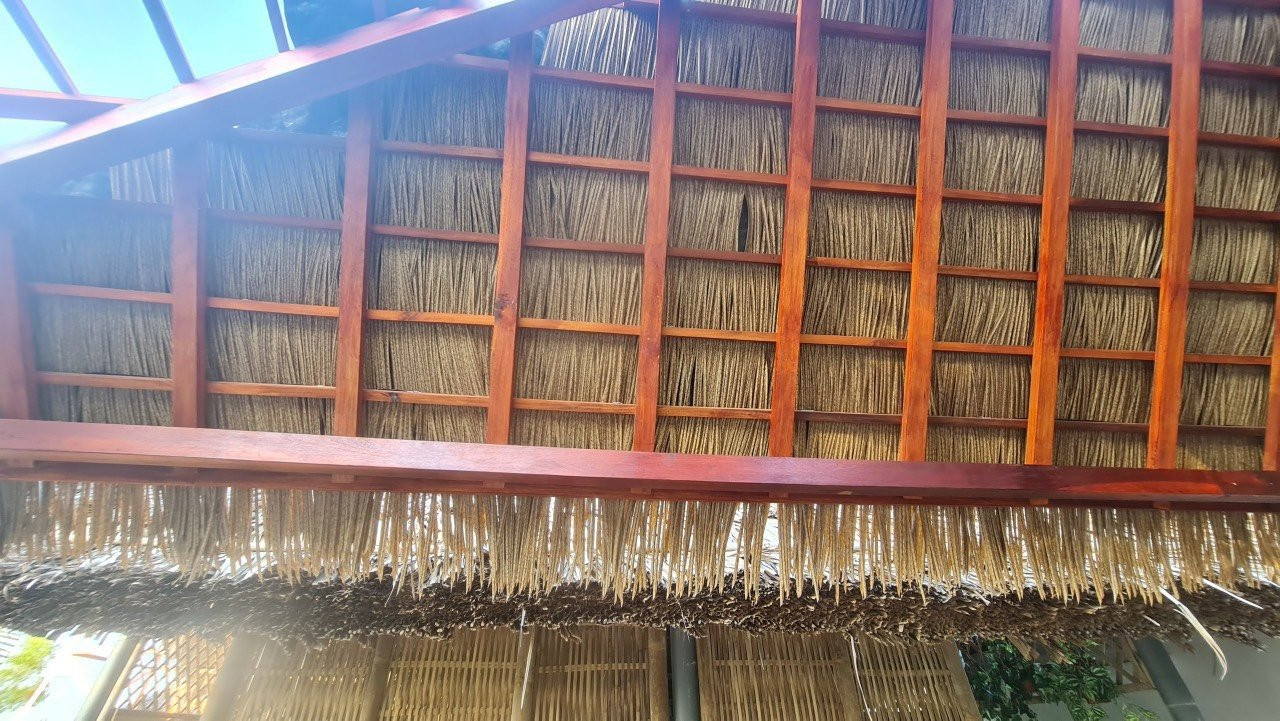 Lợp mái rơm nhân tạo trực tiếp, không cần mái phụ