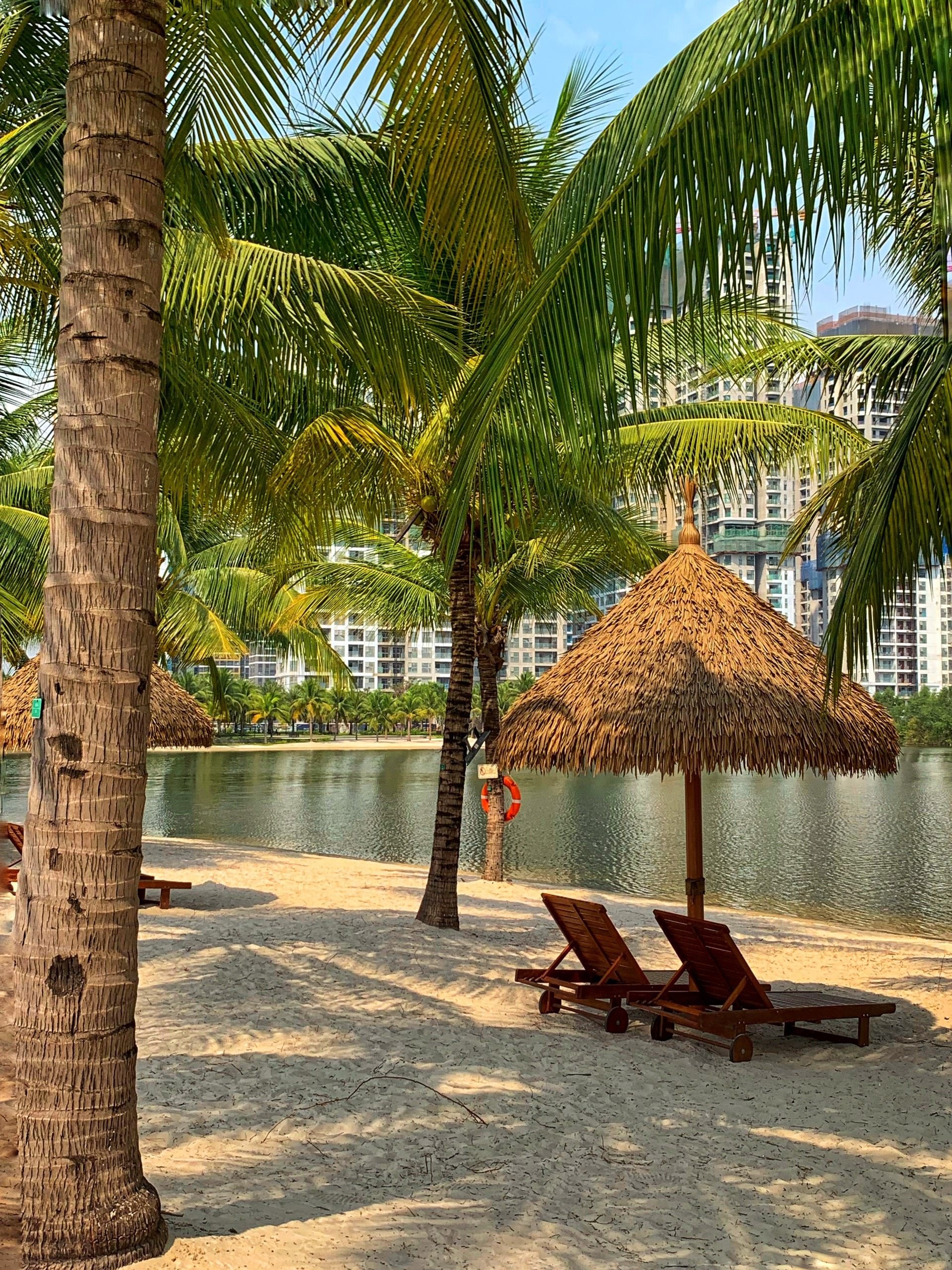 Rơm nhân tạo lợp mái resort là gì?